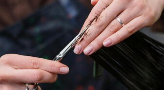 Jaký je význam stříhání vlasů a jak často je zapotřebí?