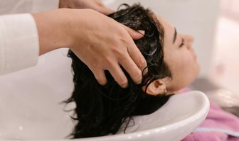 Jaké jsou účinky masáže hlavy na naše zdraví a růst vlasů?