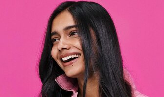 Černé vlasy - komu se hodí a jak o ně pečovat?