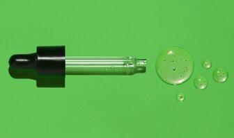 Olej na vlasy – jaký druh si vybrat a jaké jsou jeho účinky?