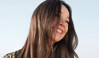 Barva vlasů po 50-tce - která barva omlazuje?