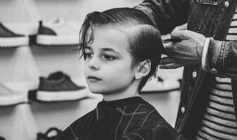 Jaké účesy pro chlapce jsou moderní a praktické?