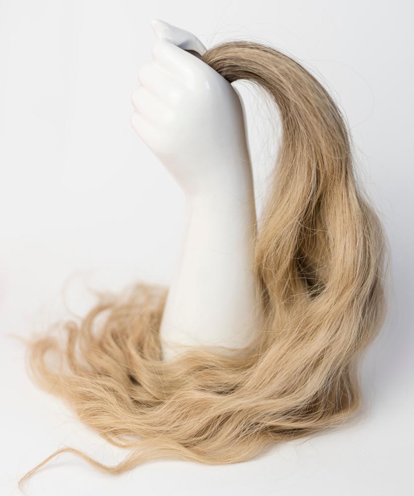 Dlouh&eacute; blond prameny určen&eacute; k prodlužov&aacute;n&iacute; vlasů