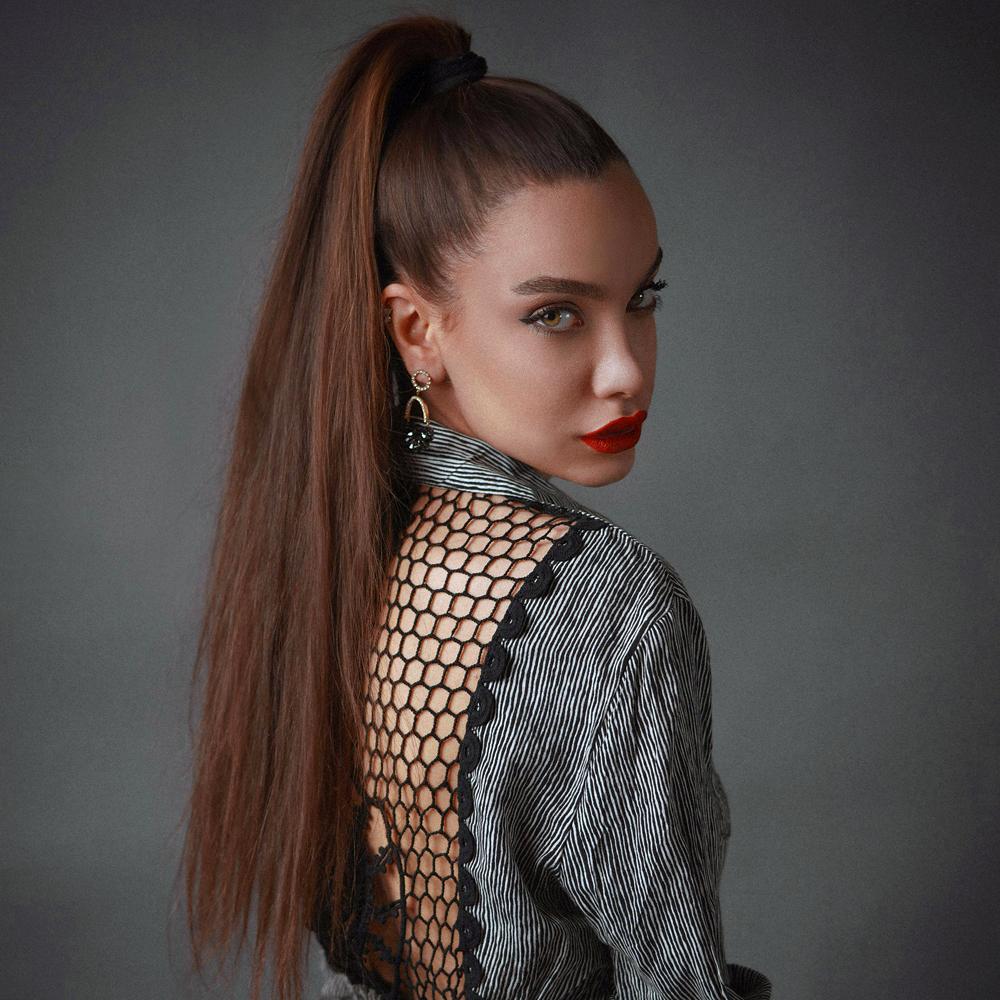 Elegantní účes s vysokým culíkem a dlouhými rovnými vlasy