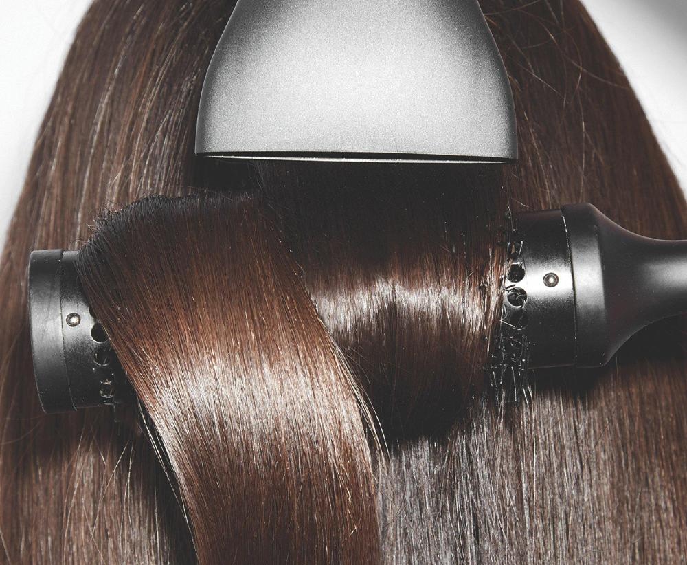 Fouk&aacute;n&iacute; vlasů GHD f&eacute;nem na vlasy a GHD kart&aacute;čem na vlasy