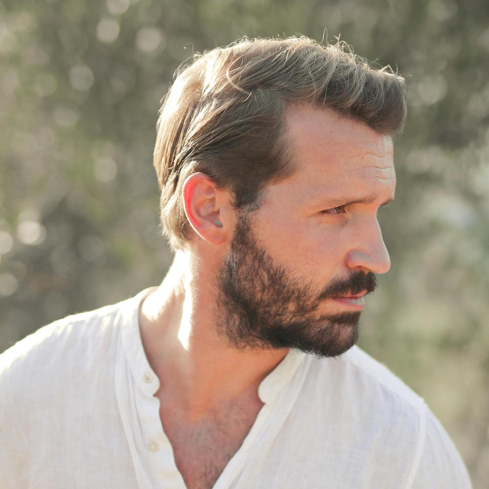 Muž s jemn&yacute;mi kouty na hlavě a ustupuj&iacute;c&iacute; vlasovou lini&iacute;