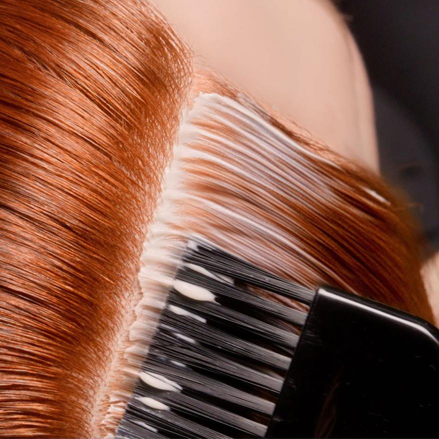 Nat&iacute;r&aacute;n&iacute; profesion&aacute;ln&iacute; barvy na vlasy ženě s ry&scaron;av&yacute;mi vlasy