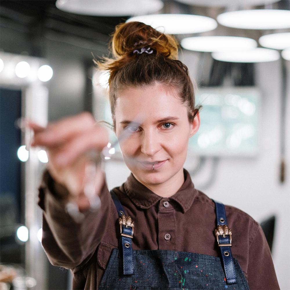 Profesionální kadeřnice drží kadeřnické nůžky na stříhání vlasů