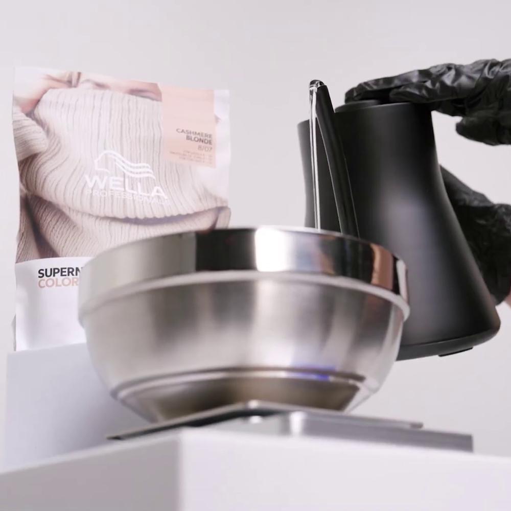 Profesion&aacute;ln&iacute; př&iacute;rodn&iacute; barva na vlasy Wella Supernatural - př&iacute;prava barven&iacute; vlasů