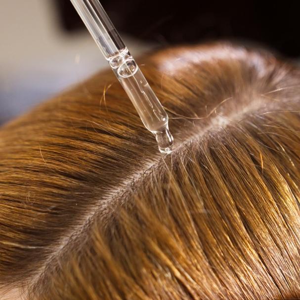 Aplikace vlasová séra na suchou kůži na hlavě