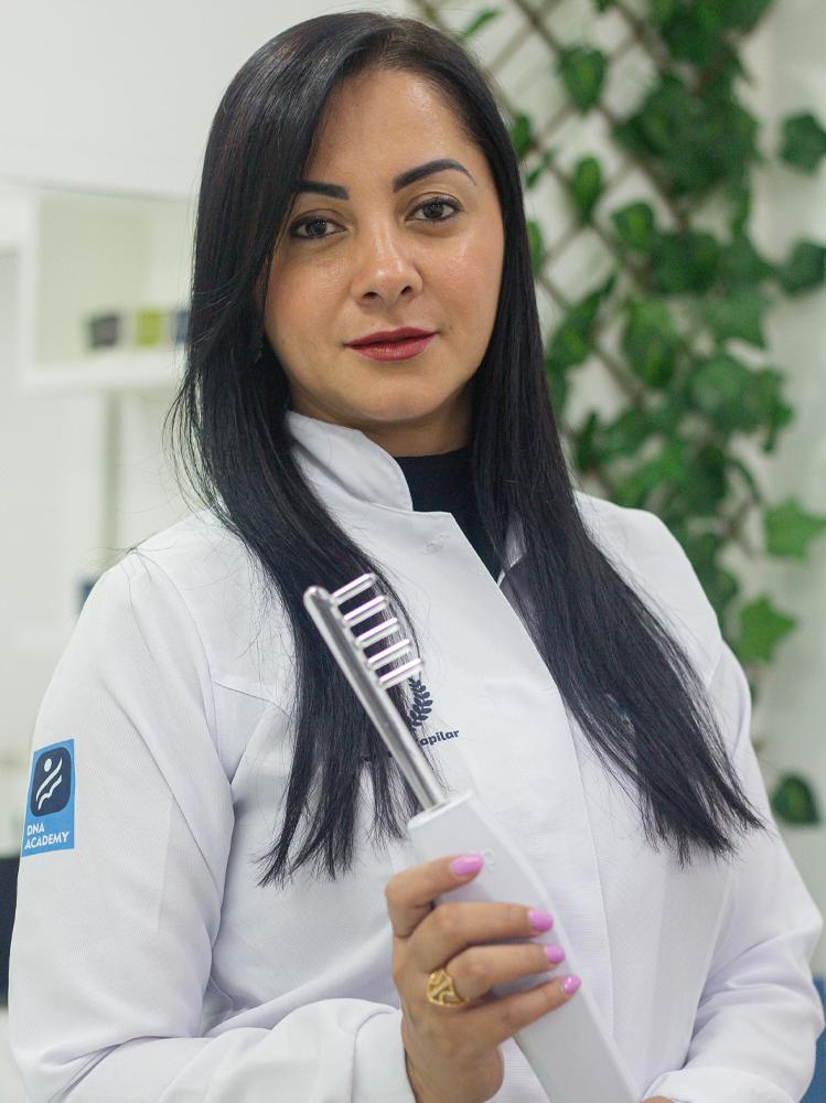 Tricholog při odborn&eacute;m trichologick&eacute;m vy&scaron;etřen&iacute; vlasů a vlasov&eacute; pokožky