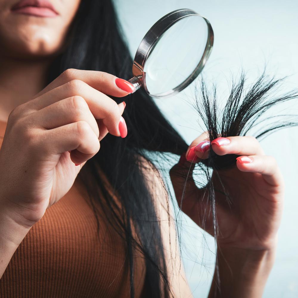 Vy&scaron;etřen&iacute; vlasů pomoc&iacute; lupy - diagnostika po&scaron;kozen&yacute;ch vlasů