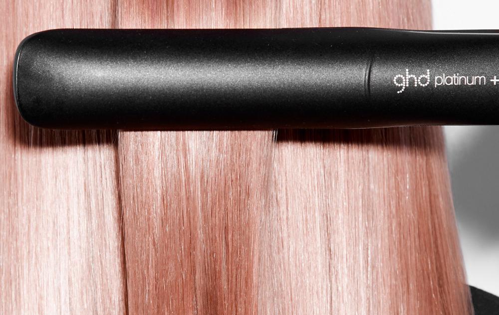 Žehlen&iacute; vlasů GHD žehličkou na vlasy