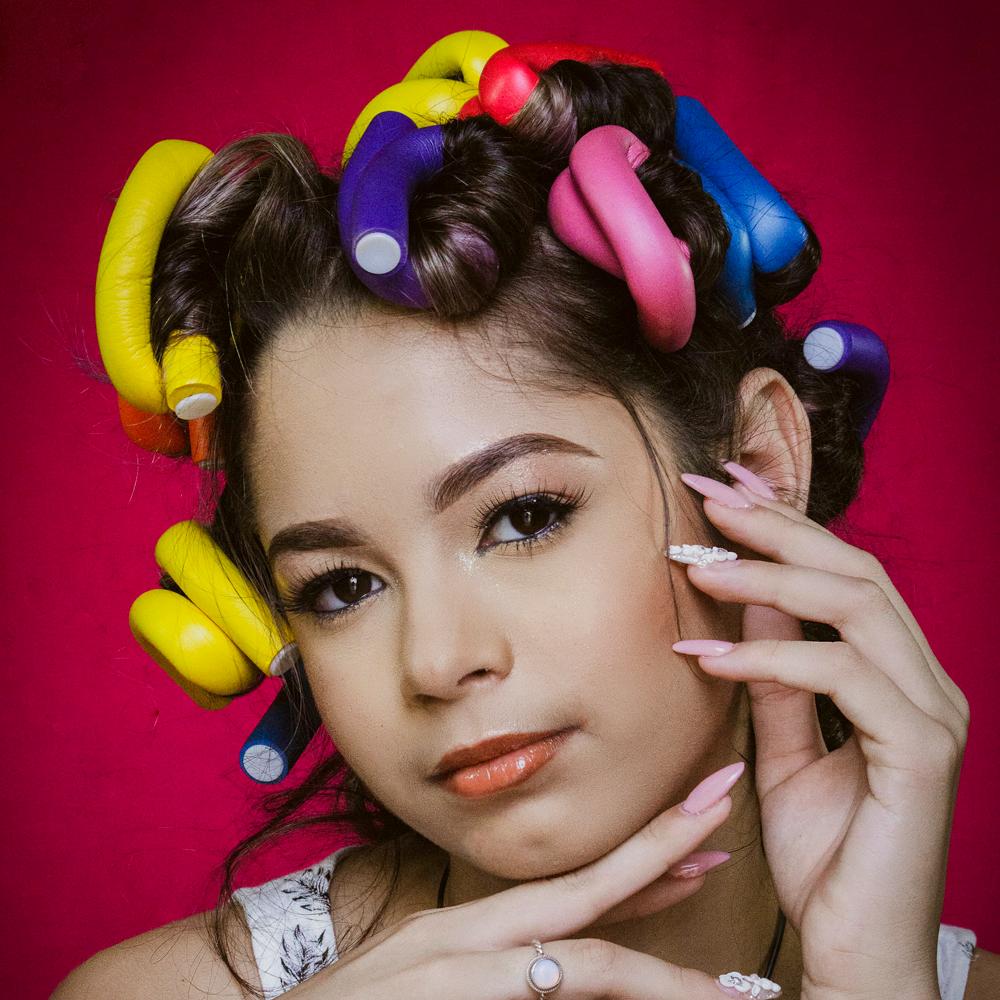 Žena s nat&aacute;čkami na vlasy - nat&aacute;čky na vytvořen&iacute; vln