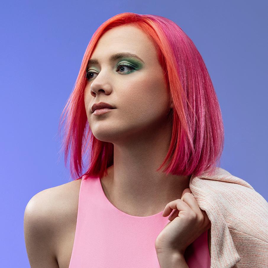 Žena s barevn&yacute;mi polodlouh&yacute;mi vlasy - modern&iacute; &uacute;čes rovn&yacute; bob