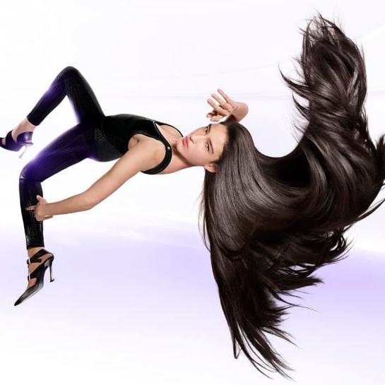 Žena s uhlazen&yacute;mi vlasy